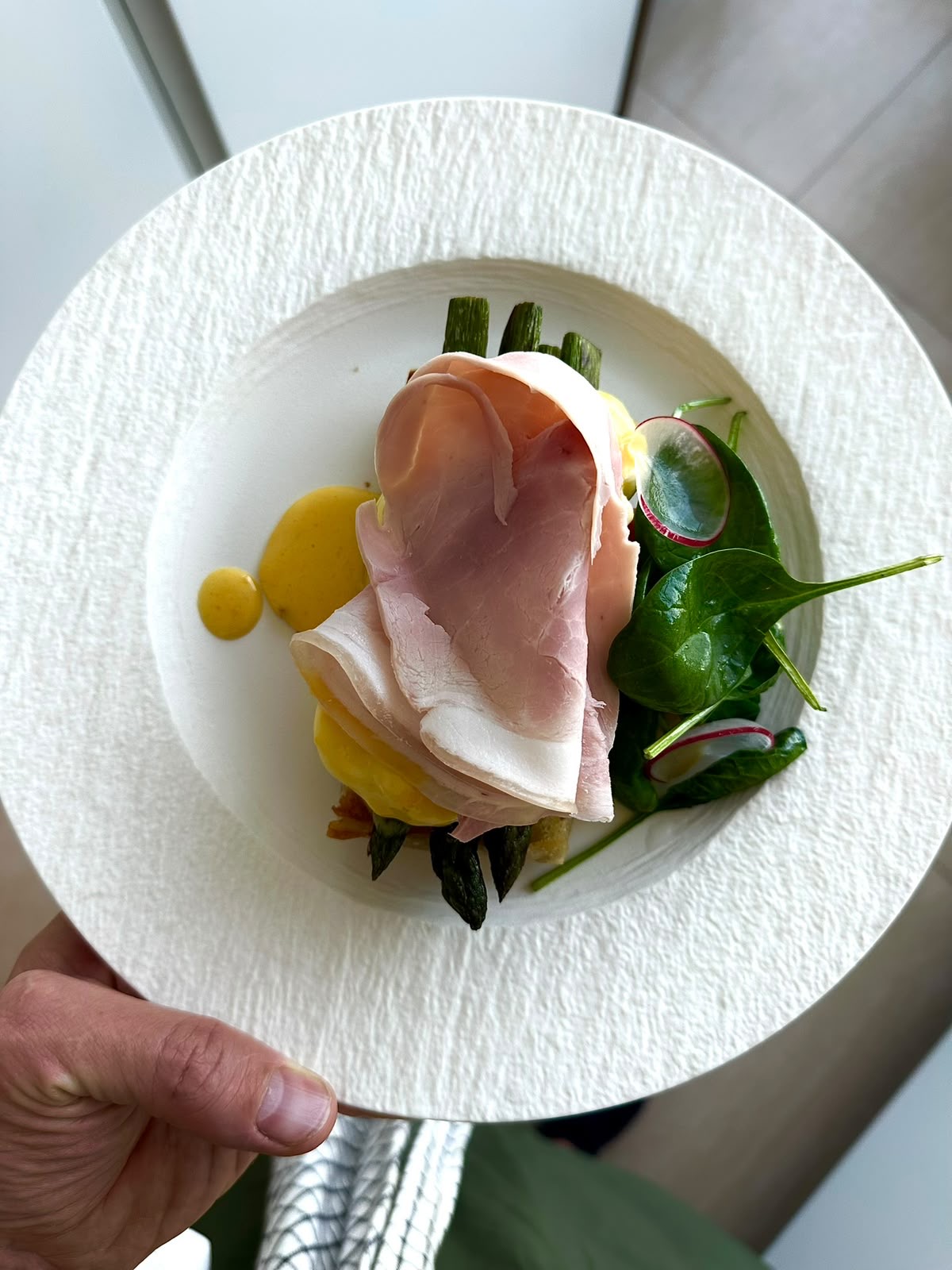 Eggs benedict with ham, asparagus and hollandaise